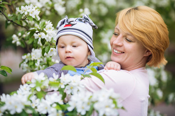 Mama z dzieckiem na wiosennym spacerze