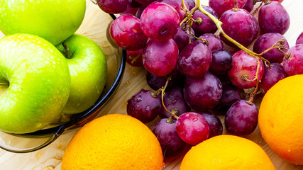 Świeże owoce na desce.