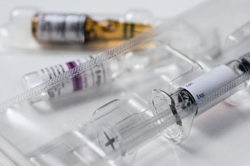 Spritze und Ampulle mit Arznei und Impfstoff, Medizin medizinischer  Hintergrund