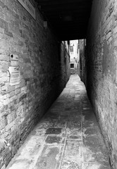 Obraz premium old abandoned factory street Pequena rua ou viela em preto e branco