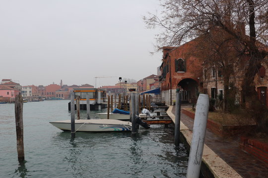 boats on the dock venice italy
Barcos na doca marina veneza italia