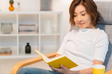 本を読むシニア女性