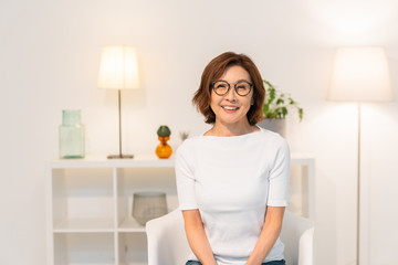 部屋でリラックスするシニア女性