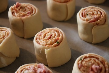 Roladki drożdżowe a'la pizza