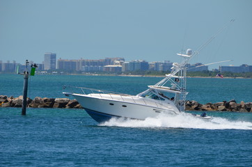Obraz premium Sport fishing boat speeding on Government Cut off Fisher Island in Miami Beach,Florida,