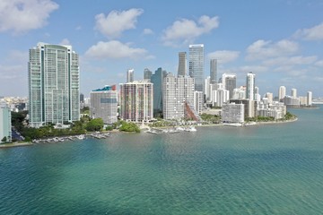 Naklejka premium Miami Aerial View Downtown and Bridge to Key Biscane
