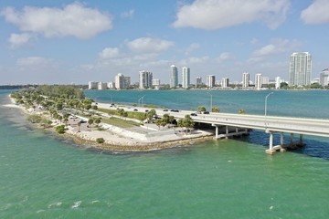 Obraz premium Miami Aerial View Downtown and Bridge to Key Biscane