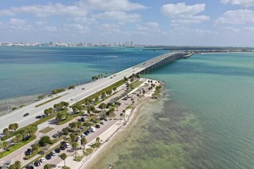 Obraz premium Miami Aerial View Downtown and Bridge to Key Biscane