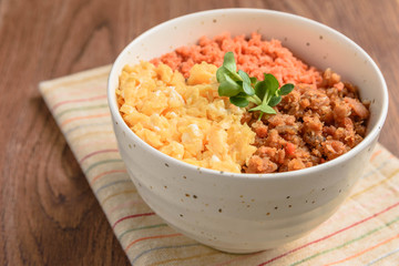 そぼろの三食丼