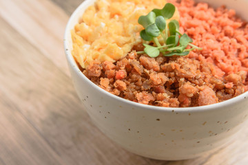 そぼろの三食丼