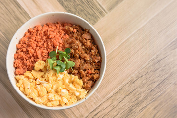 そぼろの三食丼