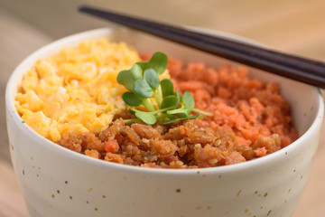 そぼろの三食丼