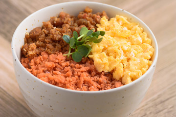 そぼろの三食丼