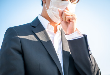 咳をするビジネスマン