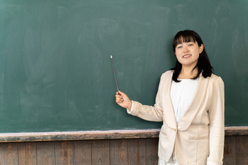 教室で授業をする女性教師