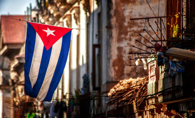 habana vieja cuba con bandera cubana