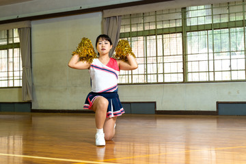 Fototapeta premium 体育館で練習するチアリーダー