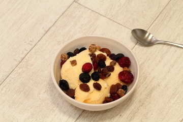 バニラアイス（ドライフルーツ添え）