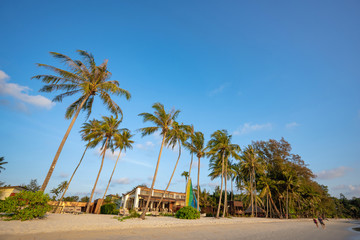 Obraz premium Beachscapes, beaches and coconut trees are tourists in the evening, the sky blue at Koh Kood, Thailand. Travel and holiday concept.