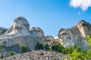 mount Rushmore natonal memorial on sunny day. - obrazy, fototapety, plakaty