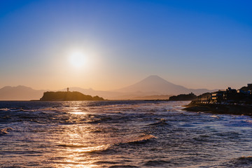Naklejka na ściany i meble 稲村ヶ崎から見た江の島と富士山の夕暮れ