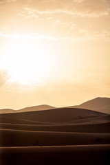 Obraz premium adventure, africa, background, beautiful, blue, chebbi, clear, color, day, desert, dry, dune, dunes, dust, egypt, erg, erg chebbi, extreme, gobi, horizon, landscape, merzouga, morocco, nature
