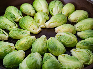 Naklejka premium Close up shot of frying many brussel sprouts in a pan