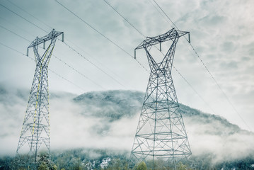 Strommast vor nebeliger Berglandschaft in Norwegen wo über 90 Prozent des Stroms aus Wasserkraft kommen