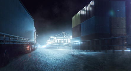 LKW bei Nacht in einem Containerhafen
