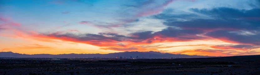 Foto auf Alu-Dibond Sunset view of the beautiful strip skyline with red clouds © Kit Leong