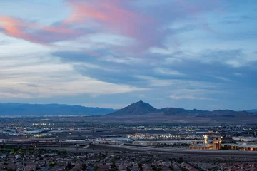 Foto auf Alu-Dibond Sunset high angle view of the Frenchman Mountain and cityscape from Henderson View Pass © Kit Leong