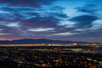 Naklejka premium Sunset high angle view of the strip cityscape from Henderson View Pass