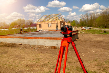 A device for geodesic surveying for cadastral work at a construction site