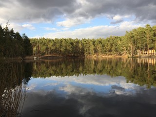 Obraz premium Golejów jezioro , jezioro wiosna , Golejów Staszów , Staszów jezioro , panorama jeziora , Golejów jezioro