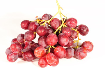 Zdjęcie izolowanego na białym tle pęku winogrona czerwonego. 