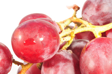 Bliskie zdjęcie owocu winogrona czerwonego izolowane na białym tle.