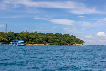 Naklejka premium boat on the ocean