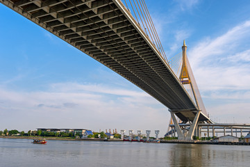 Obraz premium Bhumibol Bridge with water reflection of thailand