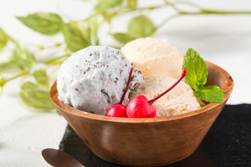 Mint Chocolate Chip, vanilla and caramel ice cream with Cherry - チョコミントとバニラとキャラメルのアイスクリーム