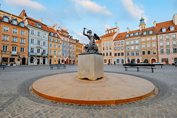 Mermaid "Syrena" Statue in the center of Old town square in Warsaw, Poland © KoralFox