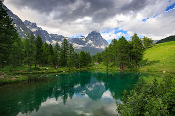 Fototapeta na wymiar Cervino riflesso nel lago blu, Valtournanche 