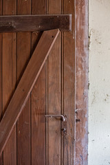 Alte Holztüre mit rostigem Türgriff