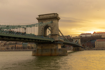 Obraz premium sunset over the chain bridge in budapest