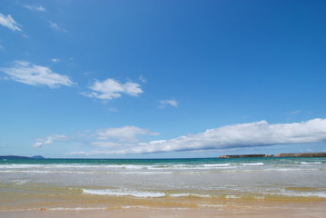 Fototapeta na wymiar 広くきれいな青い海と青い空