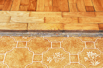 Seam, transition between parquet and linoleum. Poor quality work.Transition between rooms.
