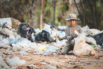 Children find junk for sale and recycle them in landfills, the lives and lifestyles of the poor,...