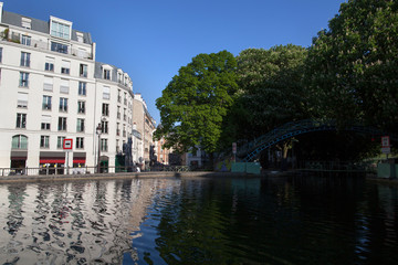 Fototapeta premium Rue de Paris. Bord du Canal Saint Matin, pendant le confinement du au Coronavirus