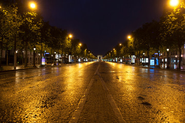 Rue de Paris.  Avenue des Champs Elysées, de nuit, pendant le confinement du au Coronavirus