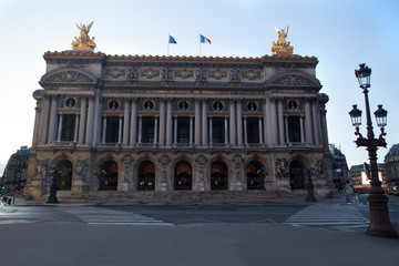 Fototapeta na wymiar Rue de Paris. Devant l’opéra Garnier, sans personnage et sans trafic, pendant le confinement du au Coronavirus