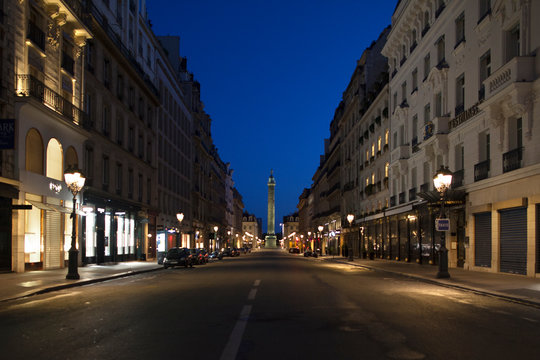 Rue de Paris. Place Vend&ocirc;me, vide, sans personnage, sans circulation, pendant le confinement du au Coronavirus
